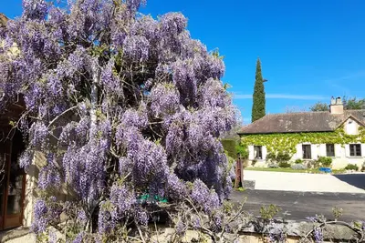 Image de gite tout confort pour 7 personnes avec terrasse et 2 piscines,