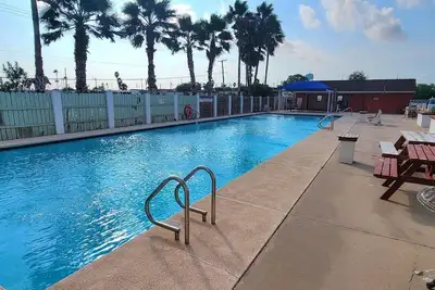 Image de waterfront - boat slip - pool - bay sunset views