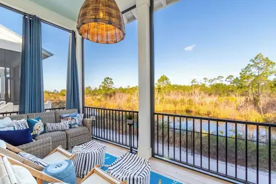 Image de Bvr 31 - Honeybee Hideaway #31 by Liquid Life