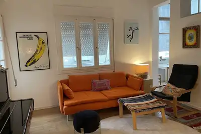 Image de Gorgeous sunny haven in historic Bauhaus bldg steps from Rothschild blvd.