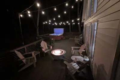 Image de Labor Day Weekend Available w/ 10% Off! 5-Star, 4br/4ba Rustic Lodge w/ HotTub!