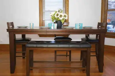 Image de Close to Downtown-Yale-Spacious-Free Wine