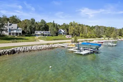 Image de Lake Charlevoix lakefront, 3 bedrooms, sleeps 8