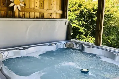 Image de Cosy, quiet butterscotch apartment on Doane with hot tub