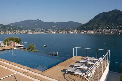 Image de Appartement de vacances avec climatisation, internet et balcon avec vue sur le lac