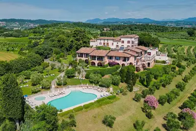 Image de Appartement de vacances avec piscine, climatisation et balcon avec vue lac