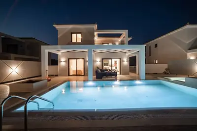 Image de Luxury villas with private pool and jacuzzi.