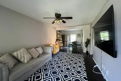 Image de Cozy 3br Home, Huge Yard, 65\" Tv