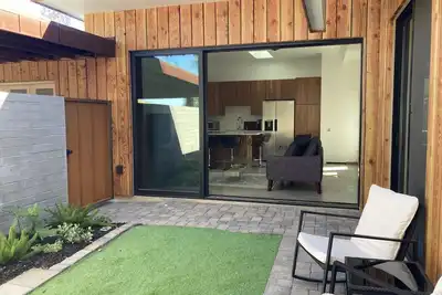 Image de Guesthouse ~Beautiful private Paradise gated Garden courtyard & Mountain Views \n