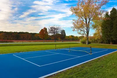 Image de 2 Cabins| HotTub | Pickleball | FirePit | King Bed