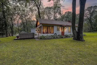Image de Bricks on the Bank-Intimate cabin retreat with river access. 5-stars on Airbnb!