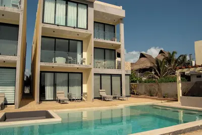 Image de Spectacular Ocean Front Townhouse 6 Beadrooms Kitchen Dining Room Tv Room Pool