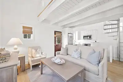 Image de Private Beach/Pool Access-Pristine Condition-Close to Town Center/Beach-2 Bikes