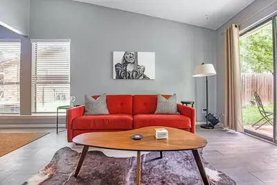 Image de 40% Off Long Term Stays! Texas Country Songwriter Theme.