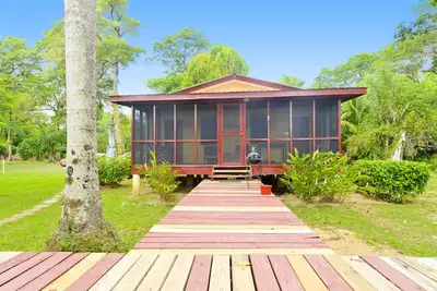 Image de Beautiful cabin nestled in tropical surroundings on the Banks of the Sitee River
