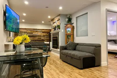 Image de Central location, easy dining, Edgemont Village, Rec Centre, & Park Royal Mall. \n