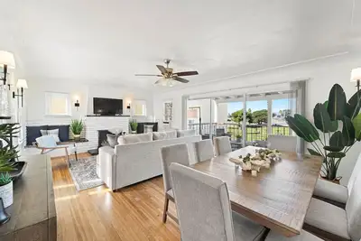 Image de Gorgeous Beach Villa -- Ocean Views + Sleeps 12!