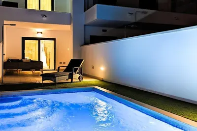Image de Panoramic warm pool home
