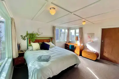 Image de Mid-Century Beach Front Bach with beach access 2 doors down and superb views