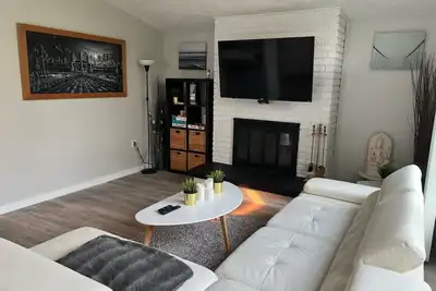 Image de Centrally located, pet friendly, large deck, hot tub, free parking, quiet home