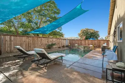 Image de Inviting open concept w/relaxing fun pool & spa