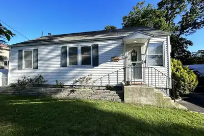 Image de The Ronkonkoma Bungalow