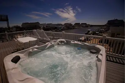 Image de Cozy waterfront home in an amazing community with pool and hot tub