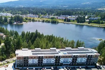 Image de Cedar Shore lakeside suite - new top-floor condo on the Nanaimo Long Lake.