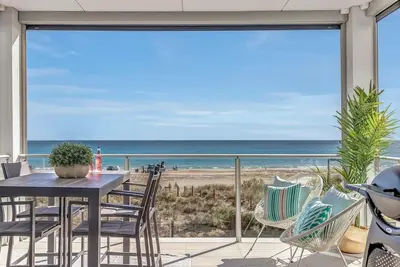Image de Hamptons inspired Waterfront Living on Moana Beach