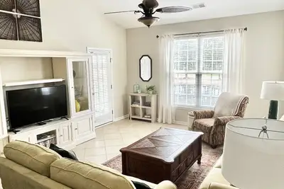 Image de Sunset Beach condo on golf course, steps away from pool, hot tub & tennis court.