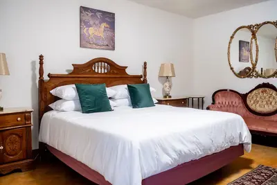 Image de #6: King Suite on 73 acres - Horse Oasis -12bd Inn - Brenham -10min to Round Top
