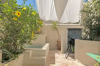 Image de Charmante maison, vieux Hyères sous la Villa Noailles et du Parc Saint Bernard