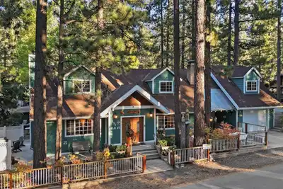 Image de Mama Bear's Hideaway By Destination Big Bear: Hot Tub! Air Conditioning! Game Room! Fire Table! Located in Lower Moonridge!