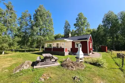 Image de Mittelschweden Gut Ausgestattetes Ferienhaus am See mit Motorboot und Steg