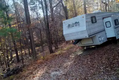 Image de Quiet camper Wooded space Small creek Extra cruelty free & vegan avail Enjoy!