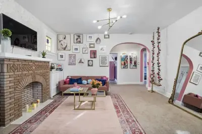 Image de Barbie Dream Loft! Wine/ Yard/ King Bed/Parking!