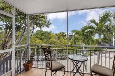 Image de Lagoon Front 3 Bedroom and Den, 4 Balcony, 3 Bathroom, 3 story Resort Townhouse