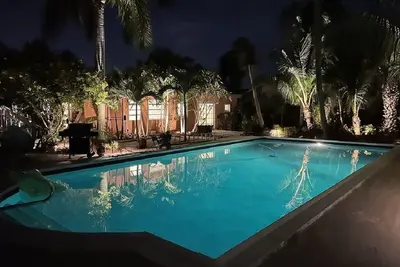 Image de Luxury 7 Bedroom 5 Bath Mini Resort with Pool in Backyard Tropical Paradise!
