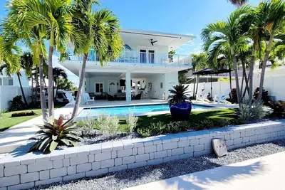 Turquoise Escape - Newly renovated Canal home with heated pool and dockage.