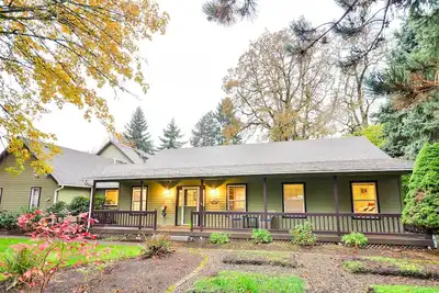 Image de Milwaukie Home w/ Covered Porch: Dogs Welcome!