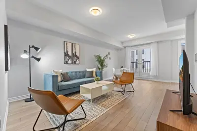 Image de Brand New Luxury 2 Bedroom Oakville Townhouse with King Bed!
