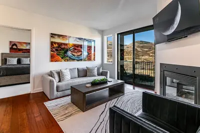 Image de Recently Renovated, Quiet & Spotless 2 Bdrm Condo!