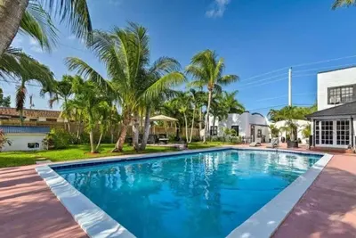 Image de Luxury 6 Bedroom 4 Bath Mini Resort with Pool in Backyard Tropical Paradise!