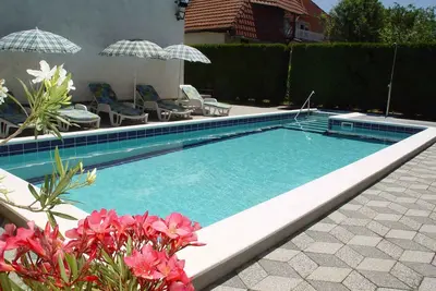 Image de Maison de vacances avec une piscine extérieure et de la climatisation