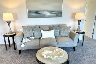 Image de Charming One Bedroom View Home A Block from Browns Point Lighthouse Park!