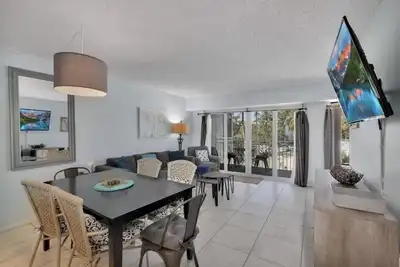 Image de Just renovated in 2023 Spacious 3 Bedroom, 4 Balcony Waterfront Townhouse