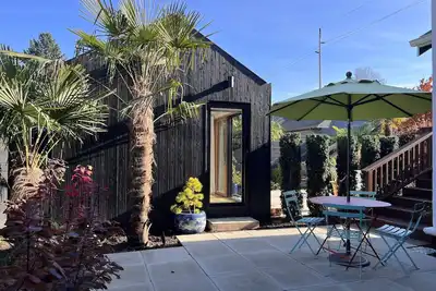 Image de Designer Owned Suite in Historic Hollywood District