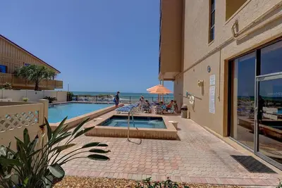 Image de Beautiful beachfront condo on Madeira beach