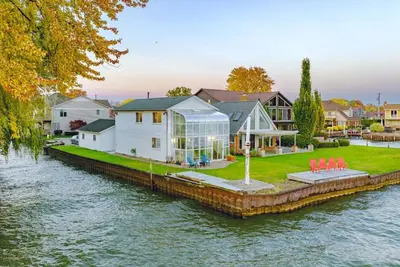 Image de Stunning Lake Views | Sleeps 9 | Harrison Twp