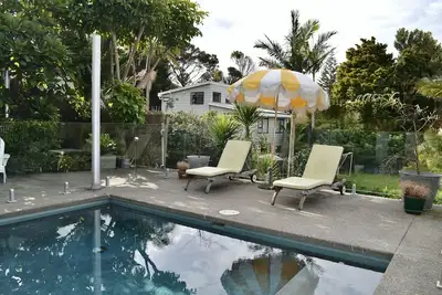 Image de Stanmore Bay apartment with a pool. Enjoy the lush tropical garden & backyard.